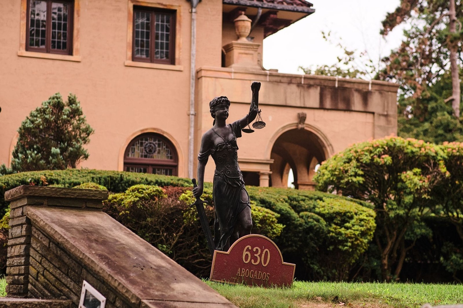 Estátua da Justiça representando decisão judicial sobre MEI aberto sem autorização