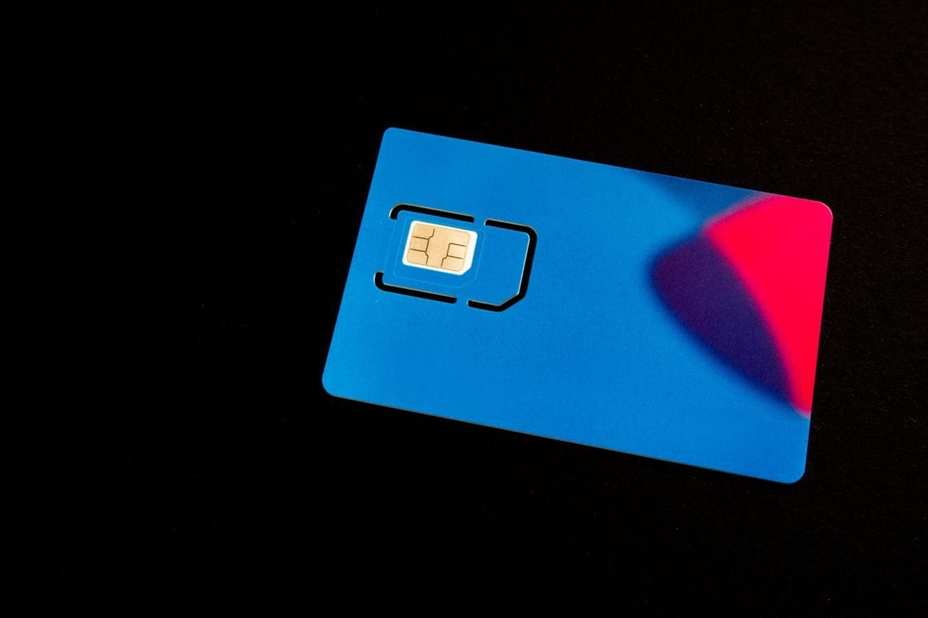 Chip de celular sobre fundo escuro simbolizando a portabilidade e a mudança de operadora