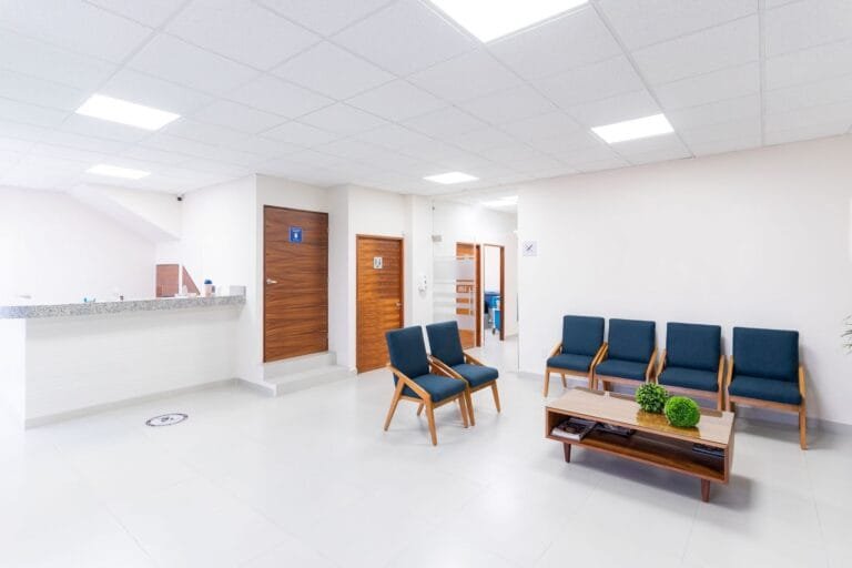 Mutirão do INSS reforça perícias em 16 estados em 2026 14 Bright and clean medical waiting room with modern seating and decor.