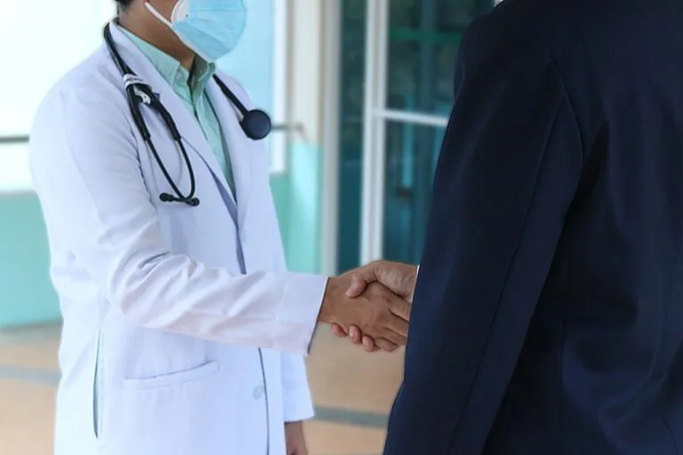Nexo concausal e a doença do bancário agravada pelo trabalho 2 doctor, patient, handshake, administrator, businessman, agreemet, hospital, clinic, doctor