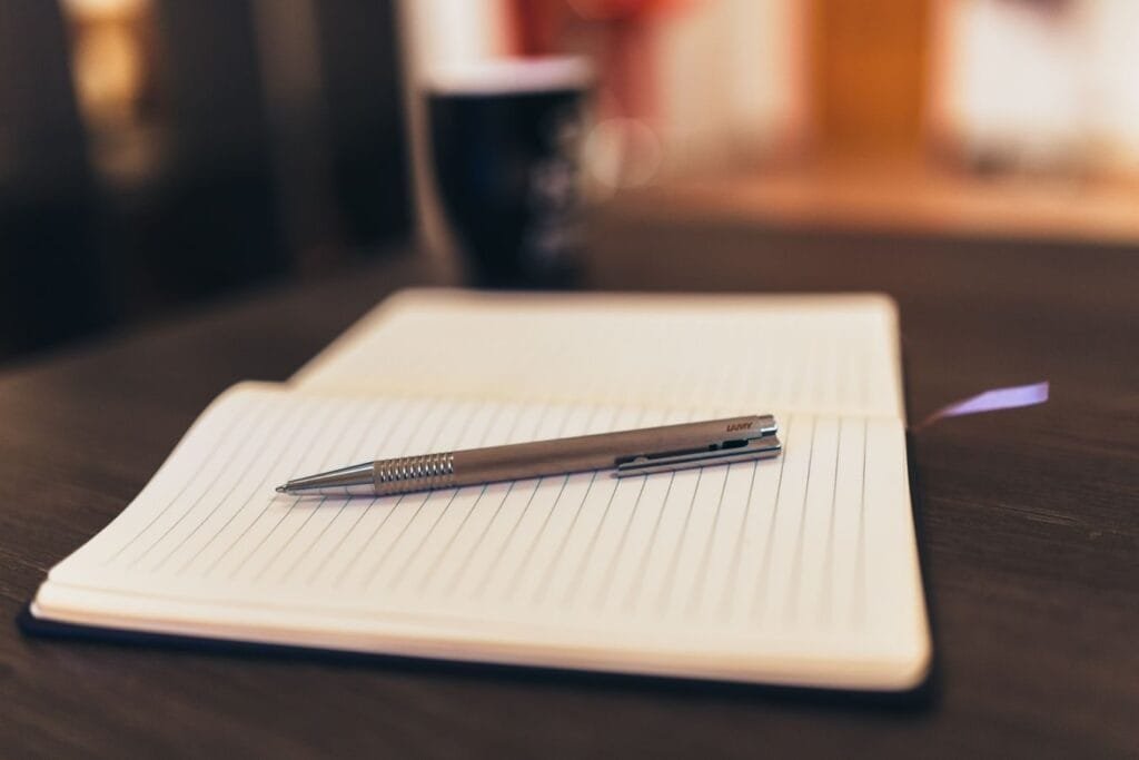 O que fazer quando o plano de saúde nega cobertura 1 Open notebook with pen on a table, mug in background, cozy setting.