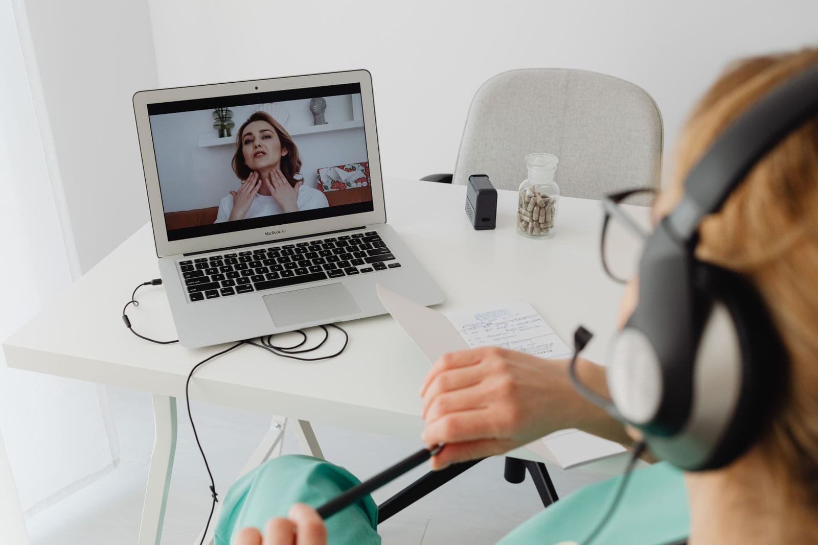 Perícia Conectada do INSS alcança 209.188 atendimentos em 2025, alta de 211% sobre o ano anterior 1 A healthcare professional video conferencing with a patient for an online consultation.