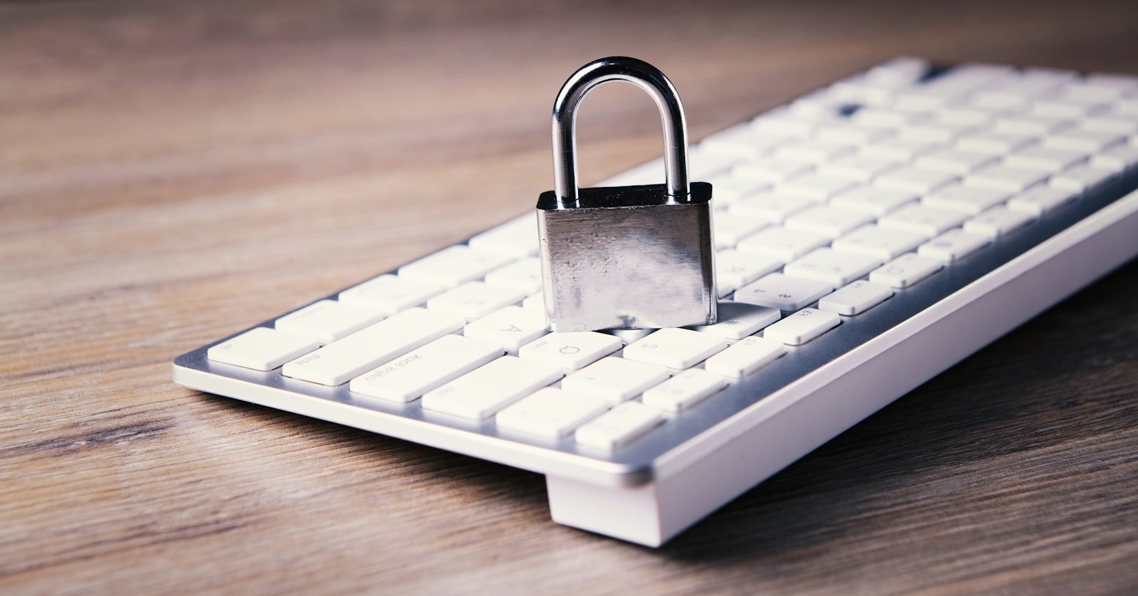 Phishing e engenharia social: como provar que voce foi enganado e nao negligente 1 a computer keyboard with a padlock on top of it
