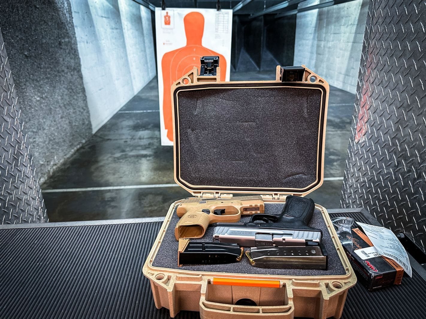 Porte e Posse de Armas: O Que Diz a Legislação Atual 1 Open handgun case with firearm and accessories at an indoor shooting range.