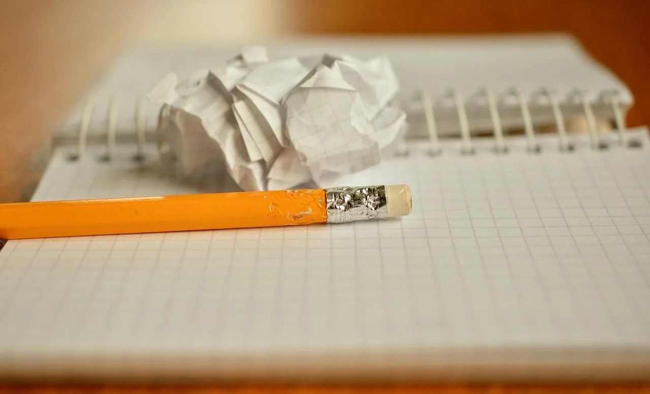 Prazo decadencial da revisão: até quando é possível pedir a recalibragem do benefício 1 pencil, notebook, crumpled, paper, paper ball, write, notepad, writing tool, spiral notebo