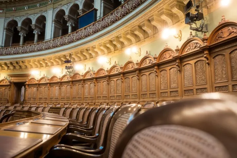 Pregão Presencial vs. Eletrônico: Comparação das Modalidades 3 Interior view of the elegant Swiss Parliament council chamber in Bern, Switzerland.