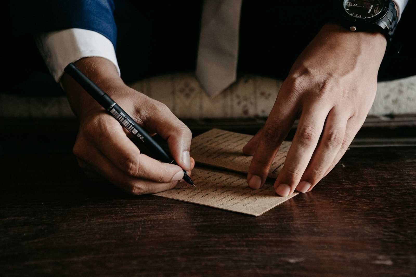 Prescricao contra a Administracao: ate quando e possivel cobrar do poder publico 1 person writing on brown wooden table