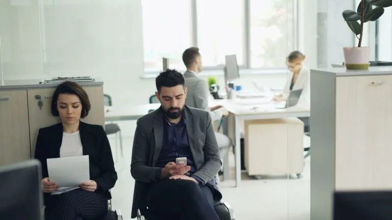 Prescrição e Decadência no INSS: Prazos Importantes 2026 3 Business people focus on work in a modern open office space. Professional environment.