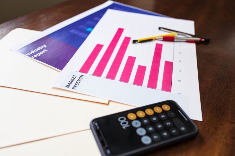 Prescricao e decadencia tributaria: quando o Fisco perde o direito de cobrar 2 Illustrative market research chart and calculator on wooden desk for business analysis.