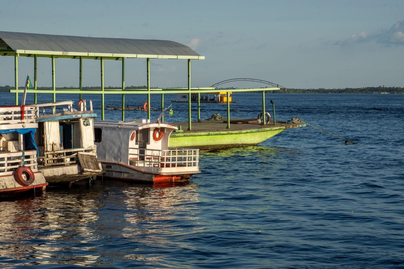 PREVBarcos Alcançaram 115 Mil Pessoas em 2025 no Norte 1 Riverboats and dock on Rio Negro in Manaus, capturing serene water views.