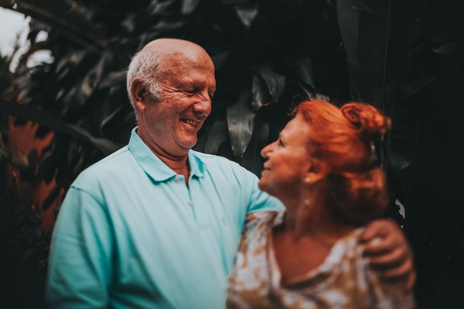 Princípios da Seguridade Social: Guia Completo 2026 1 Elderly couple smiling and embracing in lush outdoor setting, capturing love and friendship.