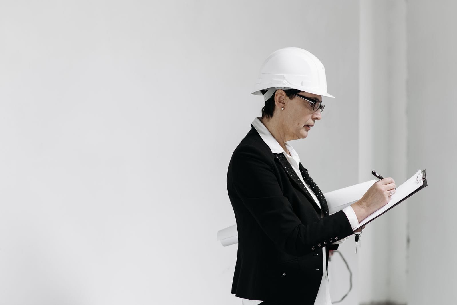 Proporcionalidade e razoabilidade: os freios que limitam o poder de polícia 1 Woman in business attire with hard hat taking notes at a construction site.
