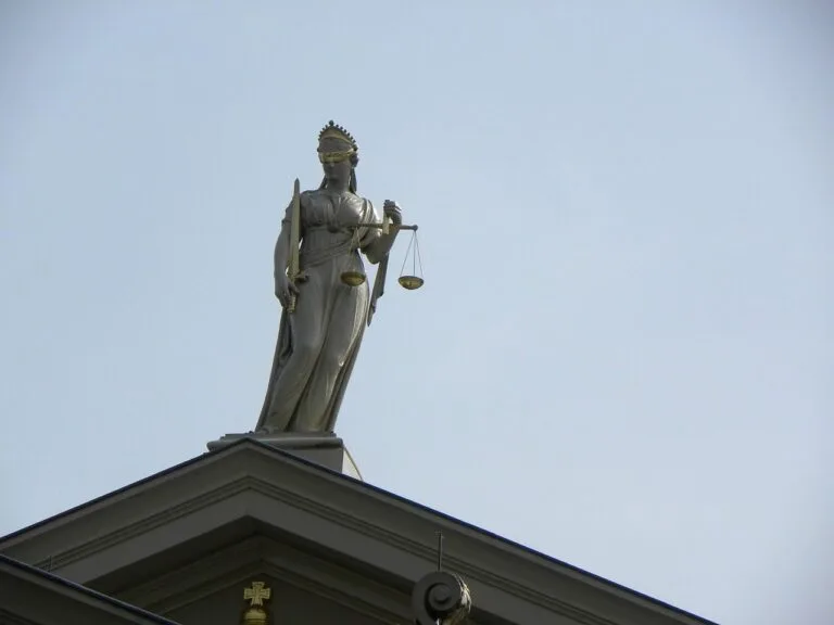 Balança da justiça representando decisão do STJ sobre prazo de indenização em contrato de proteção veicular