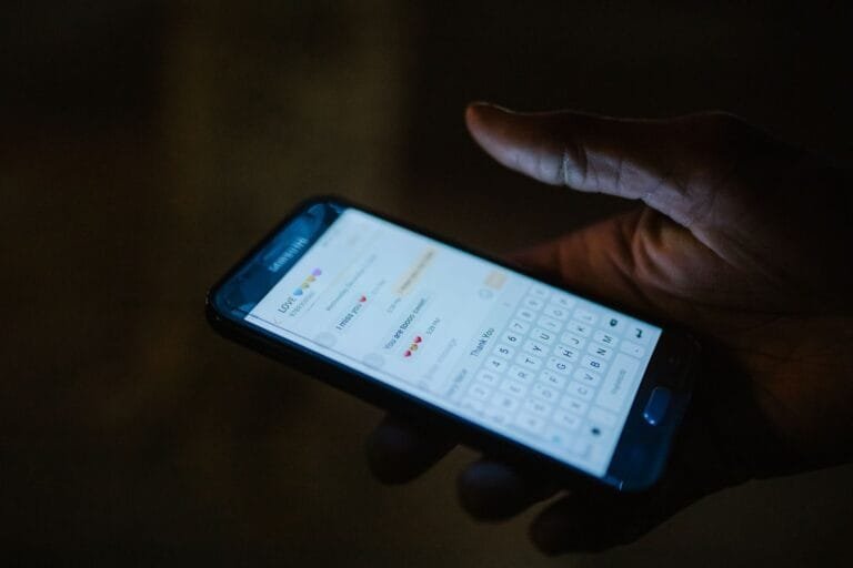 Mão segurando celular com conversa de aplicativo aberta, prova digital em processo judicial