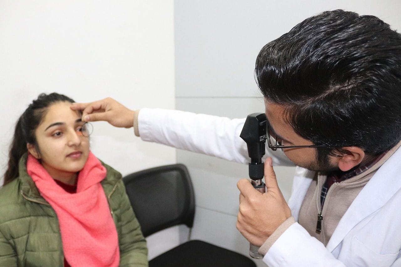 Reabilitação profissional do bancário e a readaptação de função 1 retinoscopy, eyes, check up, doctor, optometrist, refraction, optometry, myopia, lens, opt