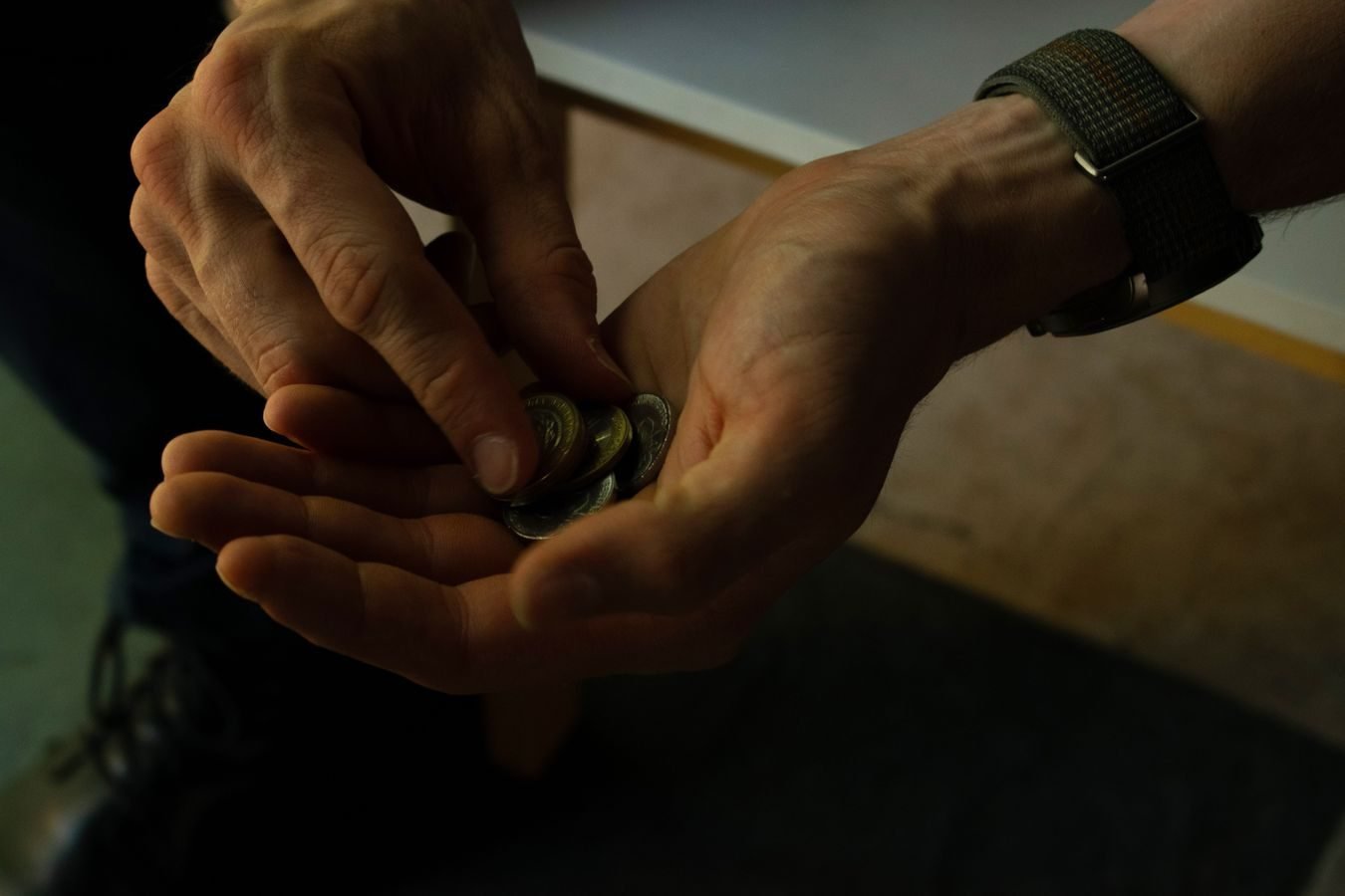 Reajuste do INSS em 2026 fica desigual: piso sobe 6,79% (INPC + PIB) e benefícios acima do mínimo só 3,90% (INPC) 1 Close-up of hands counting coins, implying budgeting or financial planning.
