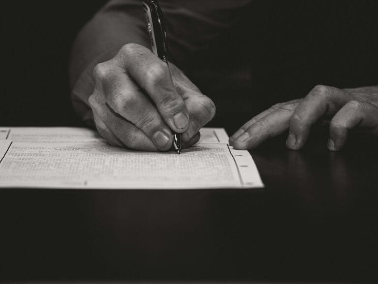 Recursos no pregão: como contestar a classificação do concorrente 4 Hand writing with a fountain pen on paper.