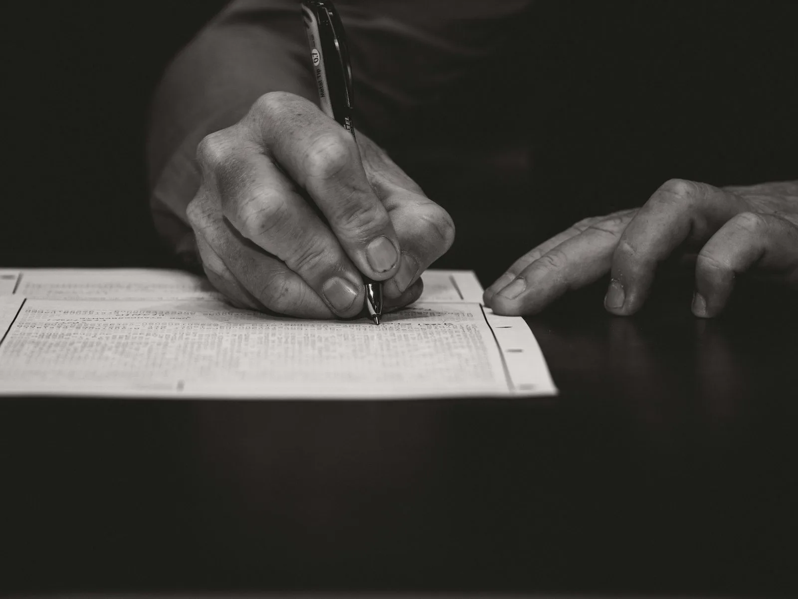Recursos no pregão: como contestar a classificação do concorrente 1 Hand writing with a fountain pen on paper.