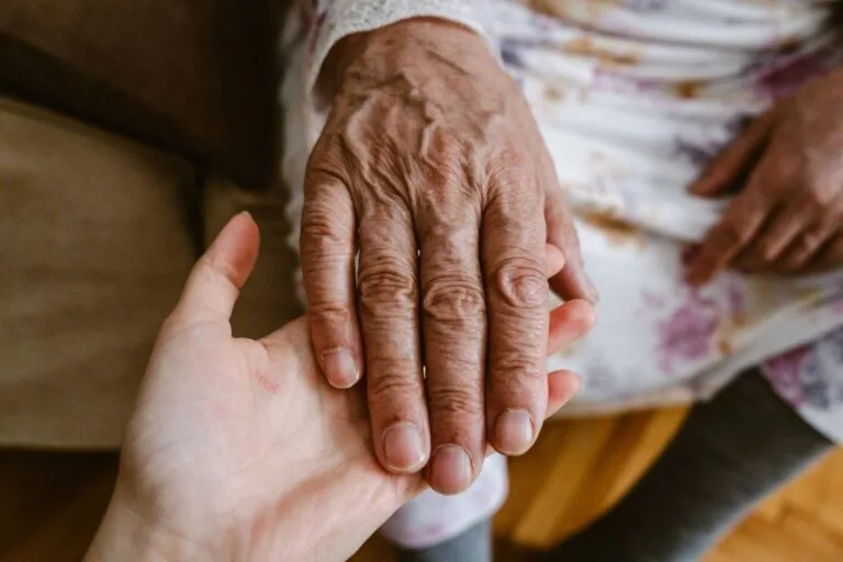 Renda familiar no BPC: como o INSS calcula e o que excluir 3 Close-up of elderly and young hands showing care and connection in Türkiye.