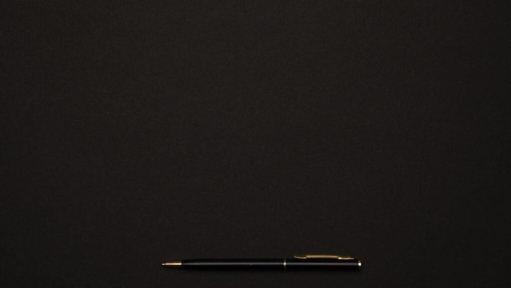 Revisão do teto: STF garante recomposição de aposentadorias e pensões limitadas pelo teto do INSS 1 A sleek black pen placed on a minimalist dark background, perfect for professional presentations.