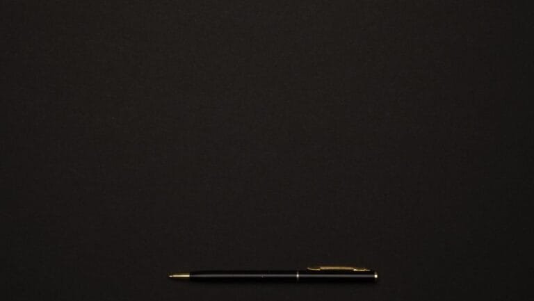 Resultados 15 A sleek black pen placed on a minimalist dark background, perfect for professional presentations.