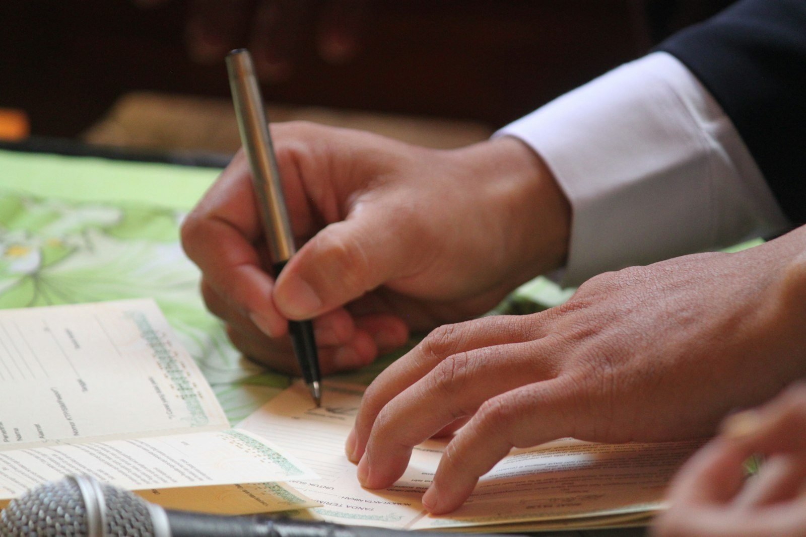 Sancoes a empresas em licitacoes: advertencia, multa e impedimento de contratar 1 person writing on white paper