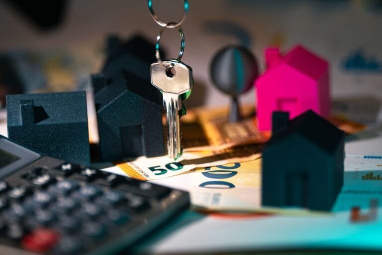 Como podemos ajudar? 4 A symbolic representation of real estate finance featuring keys, model houses, and euro banknotes.