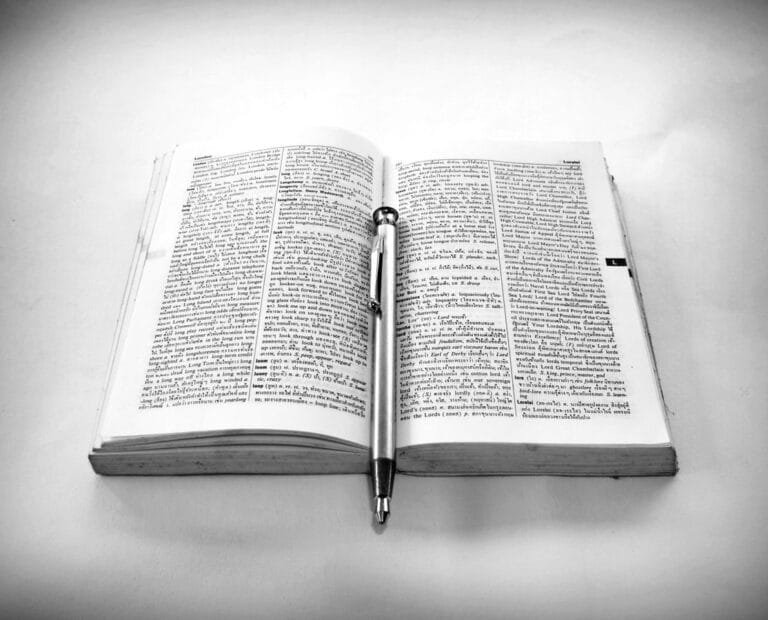 Resultados 13 Minimalist black and white image of an open Bible with a pen, symbolizing study and reflection.