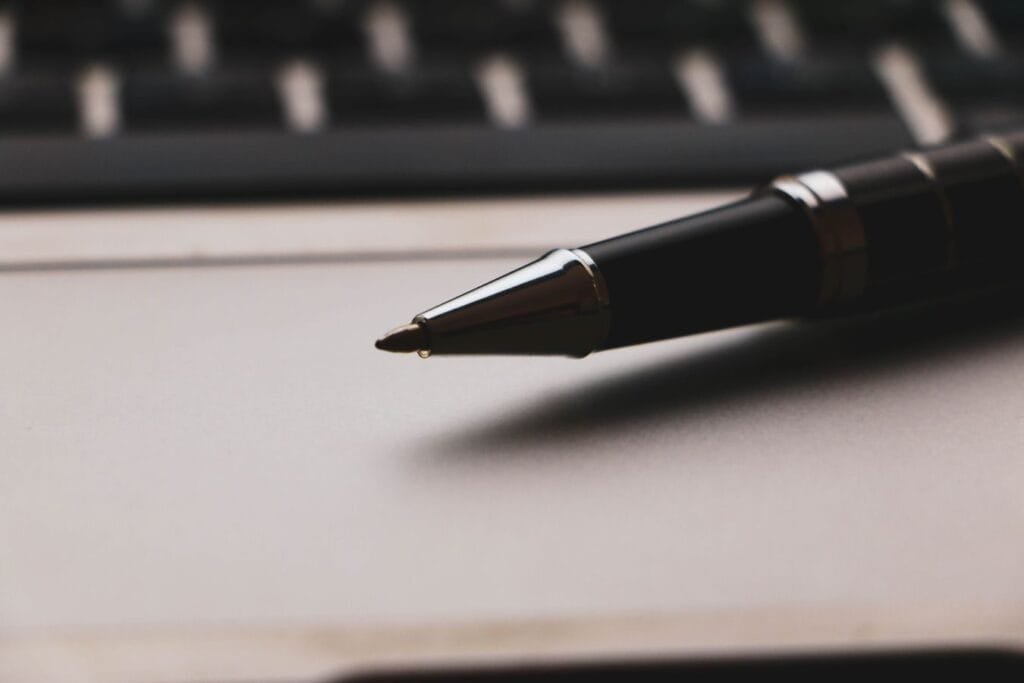 STF fixa quando o cidadão pode obter, na Justiça, remédio que o SUS ainda não oferece 1 A focused close-up of a ballpoint pen resting on a laptop, emphasizing productivity.