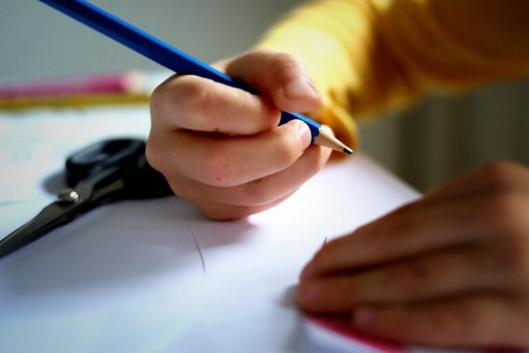 Tabela de contribuição do INSS de 2026 mantém alíquotas progressivas de 7,5% a 14% em quatro faixas salariais 6 write, child, school, learn, pencil, draw, study, school, school, school, school, school