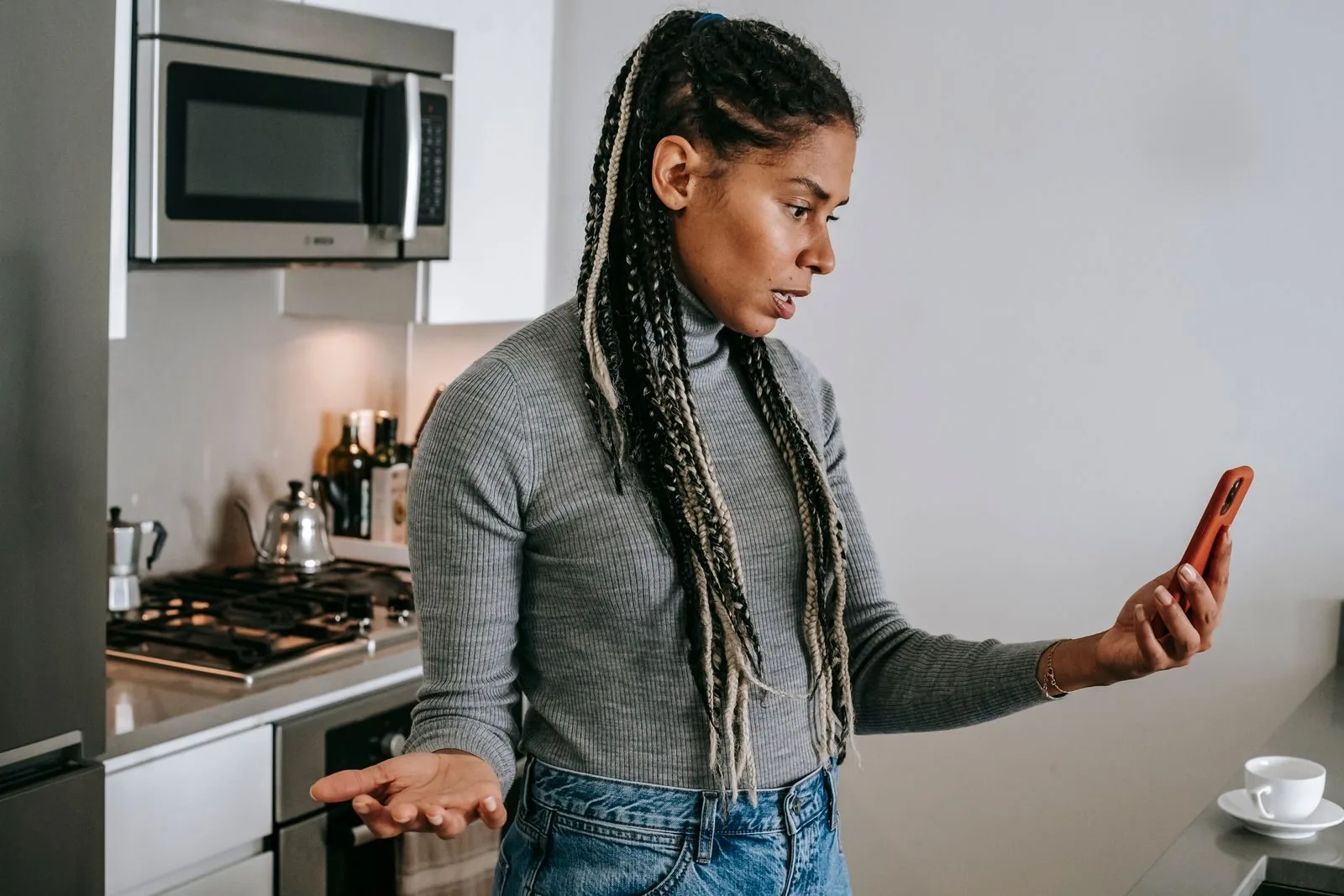 Telefonia e Internet: Direitos do Consumidor em Telecom 1 Serious young black lady with Afro braids in casual clothes gesticulating while having unpleasant conversation via video