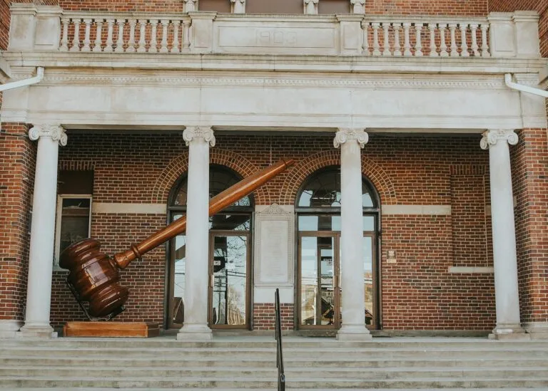 Testamento de Idoso Incapaz Pode Ser Anulado 6 a large wooden object sitting in front of a building
