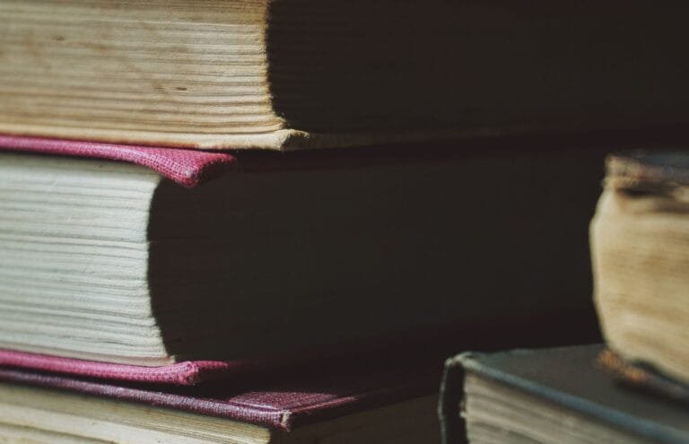 Resultados 10 Vintage hardcover books stacked closely, representing knowledge and literature.