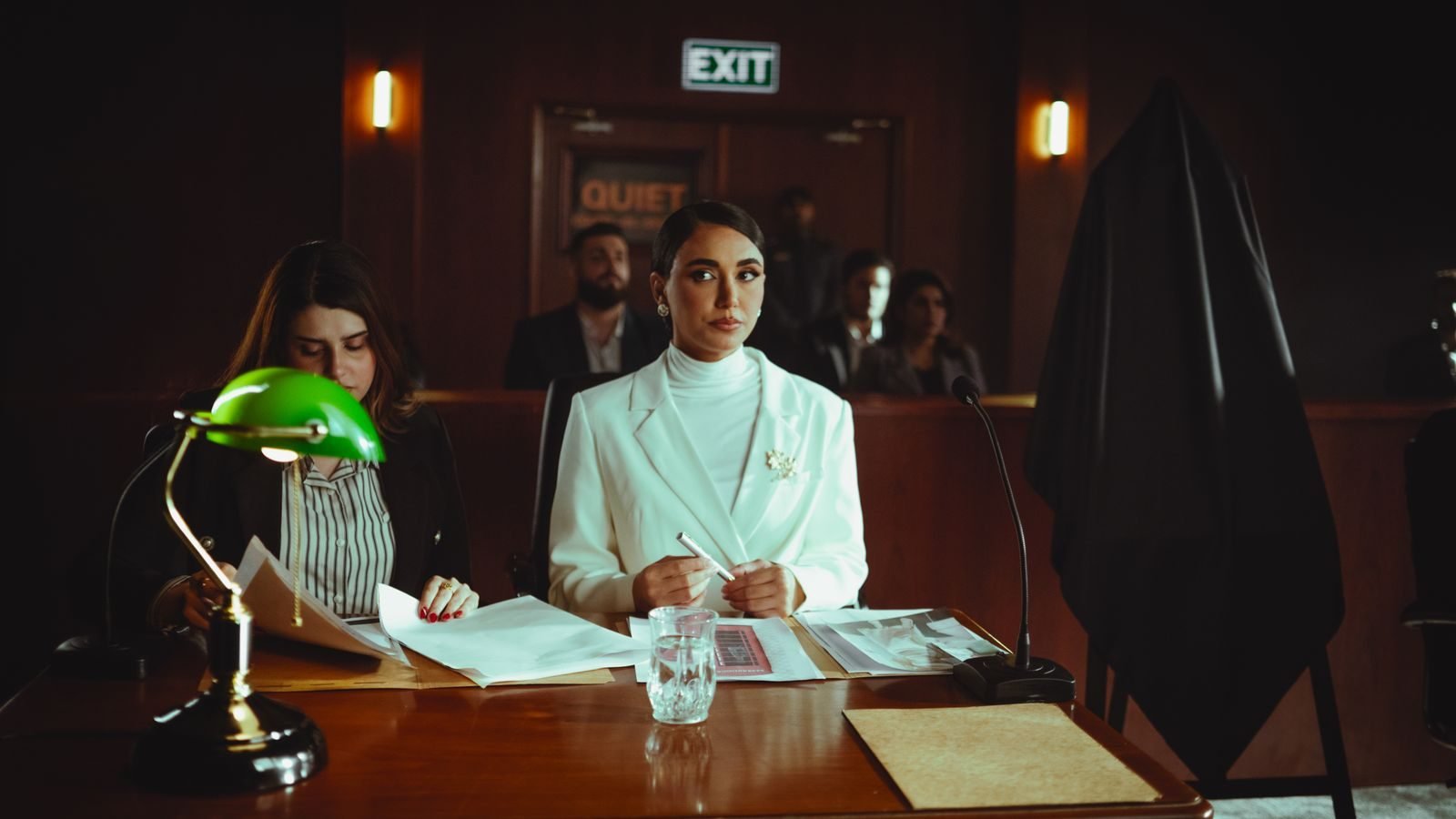 Tutela de urgencia: quando a justica precisa decidir rapido 1 A courtroom scene in Baghdad with lawyers and participants engaged in legal proceedings.