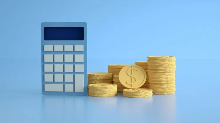 Capitalização de Juros Vale Sem Taxa Diária, Diz STJ 4 A conceptual image of a calculator with gold coins symbolizing finance and income growth.
