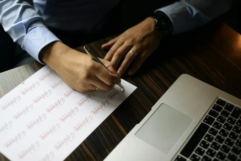Fiador assinando contrato de aluguel sobre a mesa de trabalho