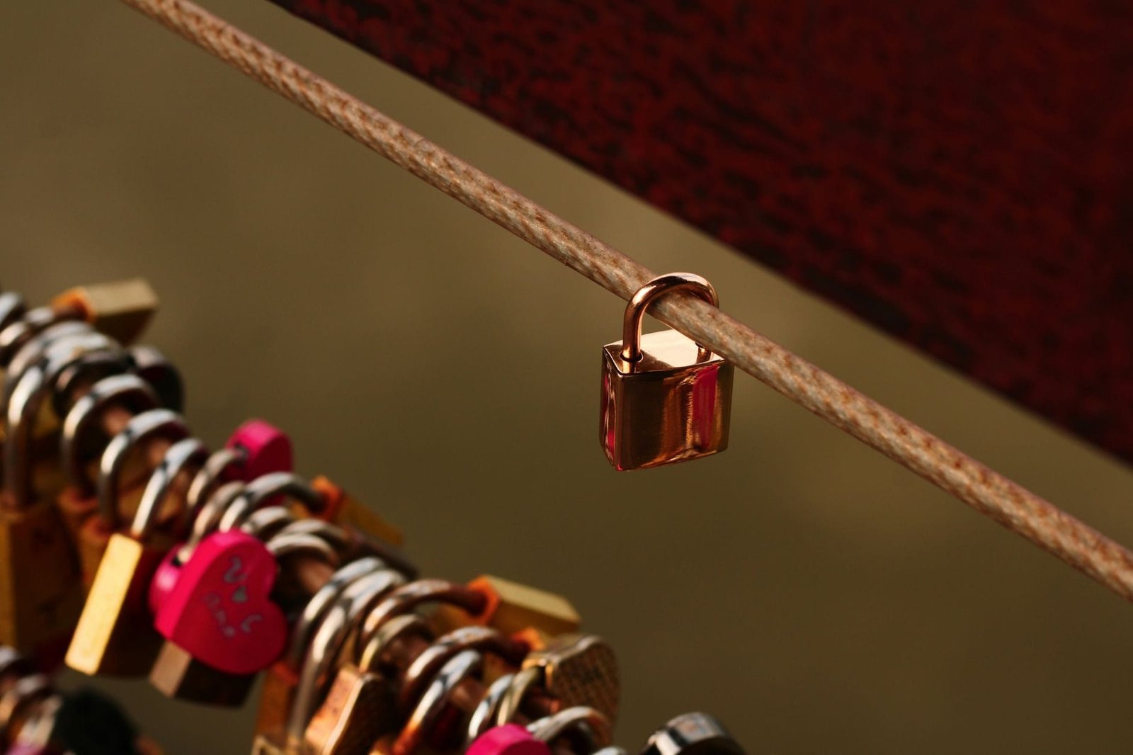 LGPD como proteger seus dados pessoais na internet 1 Romantic love locks on a cable in Holambra, São Paulo, symbolizing eternal love.