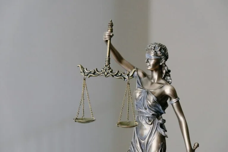 Penhora: proteção de 40 salários não vale para associação 7 lady justice statue with scales and sword