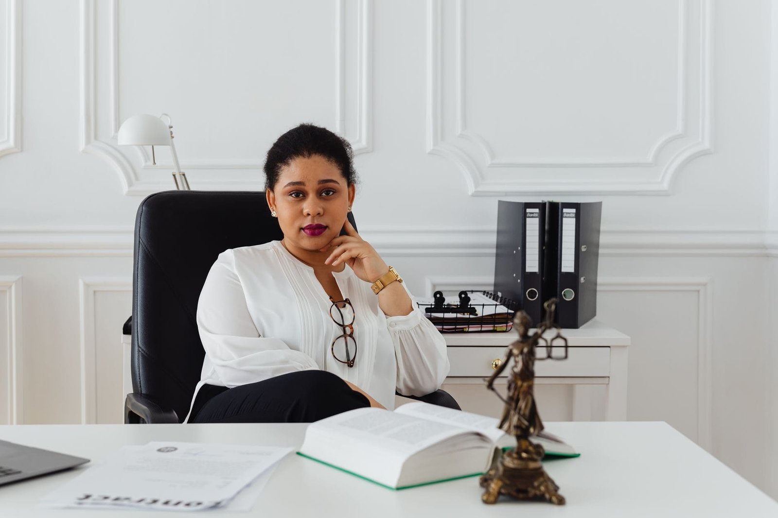 Separação dos poderes como funciona no Estado 1 Portrait of a professional lawyer sitting confidently in a modern office, conveying author