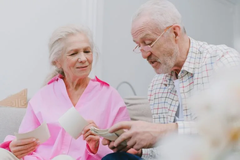 Pente-fino do INSS em 2026: quem pode ser convocado para revisão de aposentadoria, auxílio e BPC 5 Senior couple enjoying time together while looking at photographs, smiling and reminiscing
