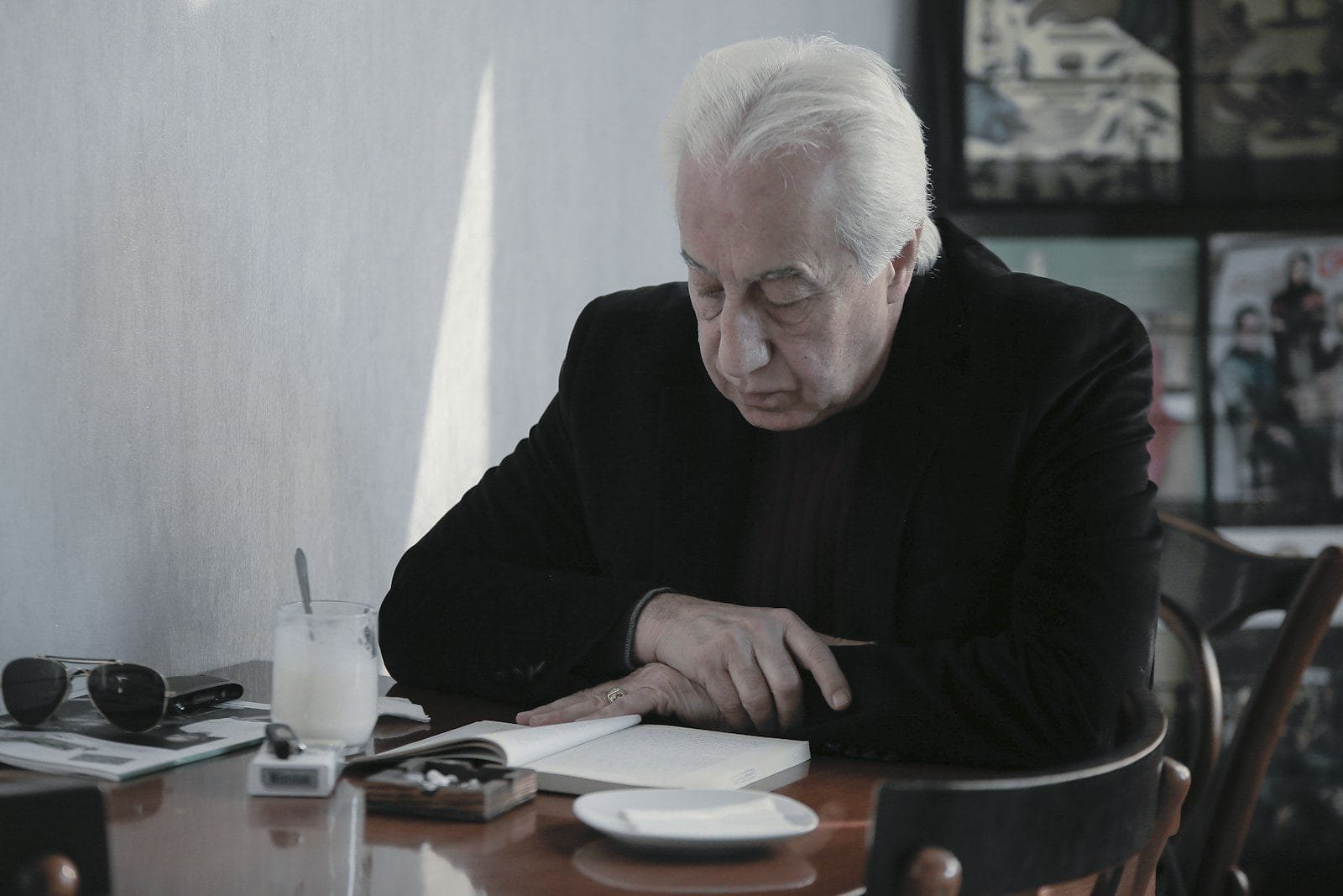 Medida Provisória 1.369/2026: o que muda para reduzir as filas do INSS e acelerar a análise de benefícios 1 man in black sweater sitting at the table
