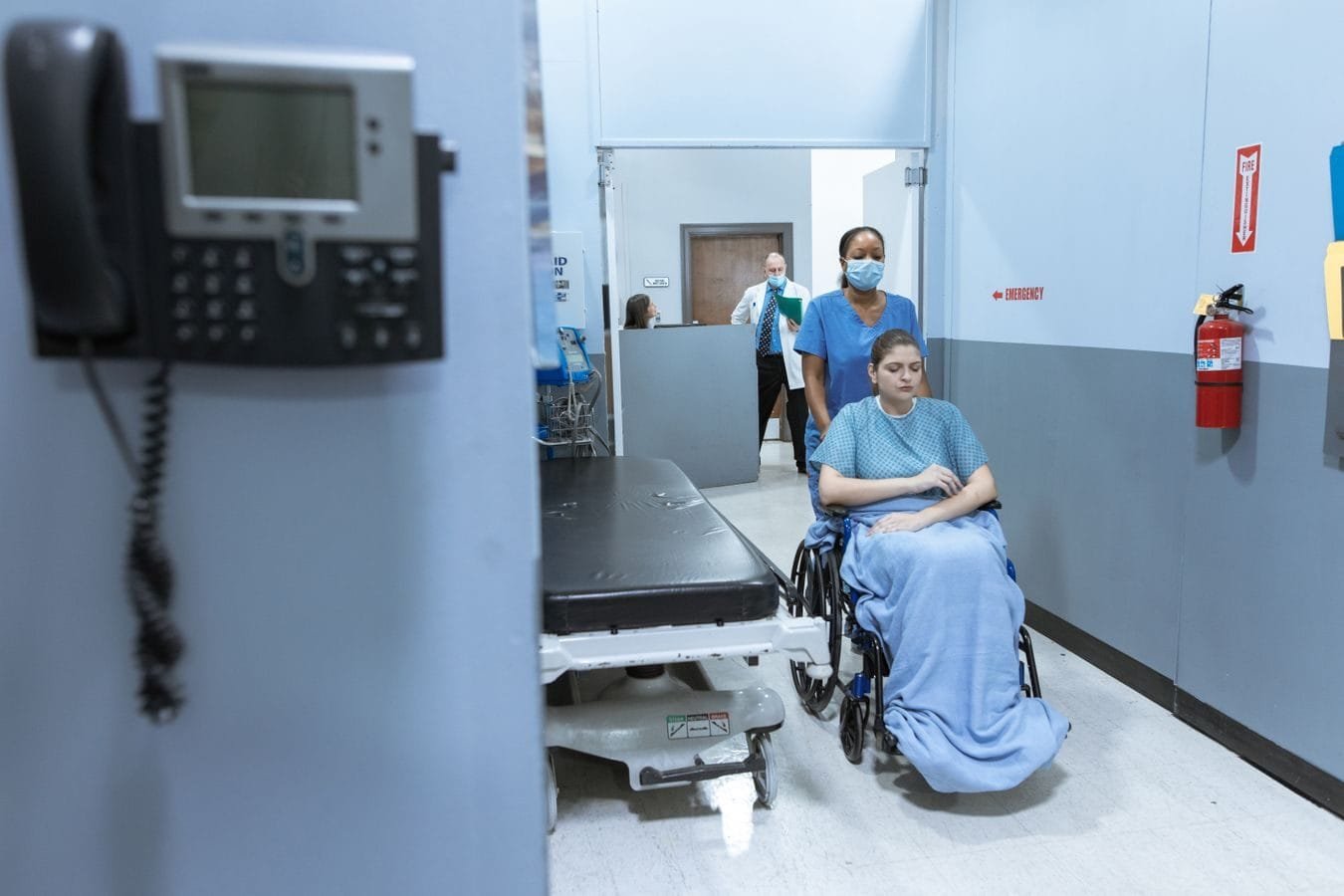 Tema 1.124 do STJ: desde quando são devidos os atrasados quando o benefício é concedido com prova nova 1 A nurse helps a patient in a wheelchair down a hospital corridor, reflecting care and medical professionalism.