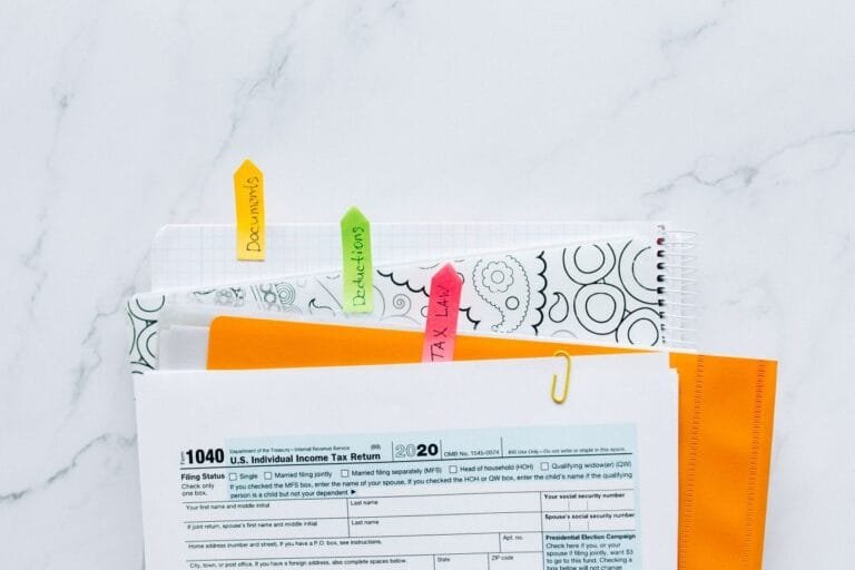 Como identificar e barrar um desconto associativo ilegal na aposentadoria depois da nova lei 6 Colorful tabs organizing tax documents for easy filing and reference.