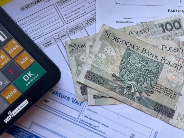 Quem recolheu ao INSS como MEI ou baixa renda (5% ou 11%): como a tese da TNU afeta a aposentadoria 2 Polish currency placed on invoices with a calculator, illustrating financial transactions or budgeting.