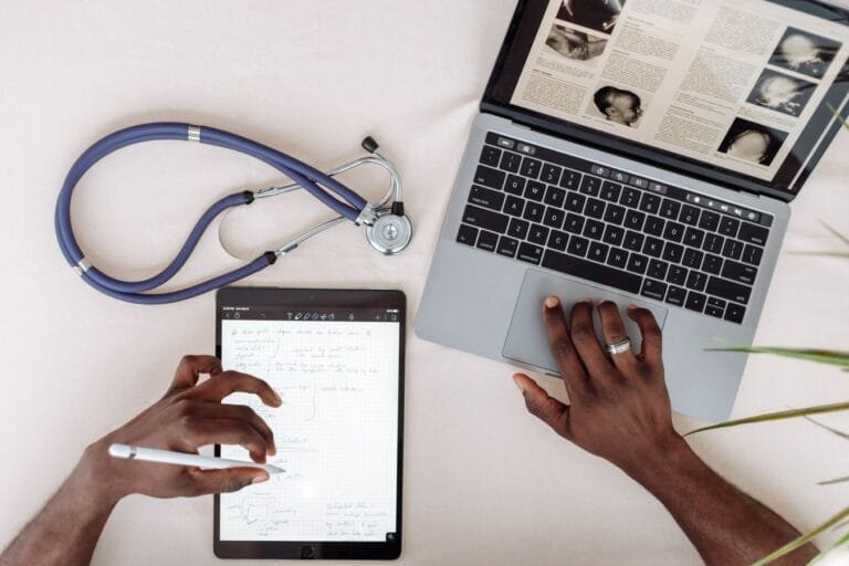 Profissional de saúde analisa documentos médicos no Atestmed