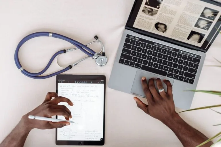 Profissional de saúde analisa documentos médicos no Atestmed
