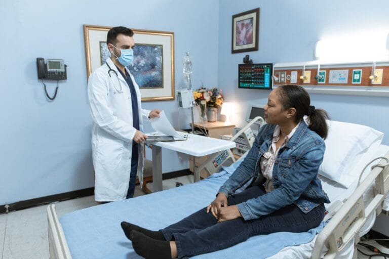Médico examina paciente em consultório