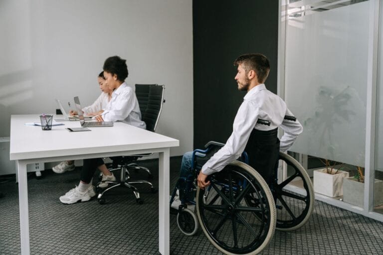 Pessoa em cadeira de rodas durante consulta médica