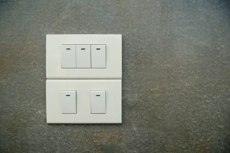 Interruptores de energia ligados às regras de corte por dívida