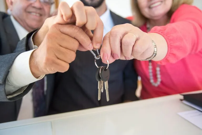 Desapropriação por utilidade pública e interesse social: a indenização justa e prévia 4 Casal recebe chaves durante negociação imobiliária